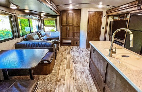 Mountain Rest Casa | Cozy Luxe RV: Your Foothills Haven on the Mountain