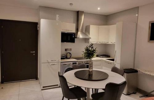 Accra Apartamento | Cozy & Luxurious East Legon Apt with gym, pool & rooftop