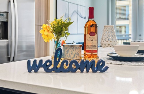 Addison Apartamento | Cozy Luxurious Getaway with POOL & Reserved Parking