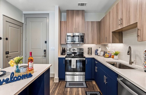 Addison Apartamento | Cozy Luxurious Getaway with POOL & Reserved Parking