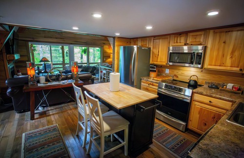 Robbinsville Cabina | Cozy Luxury Cabin Retreat in Western NC Mountains – Dog-Friendly & Serene!