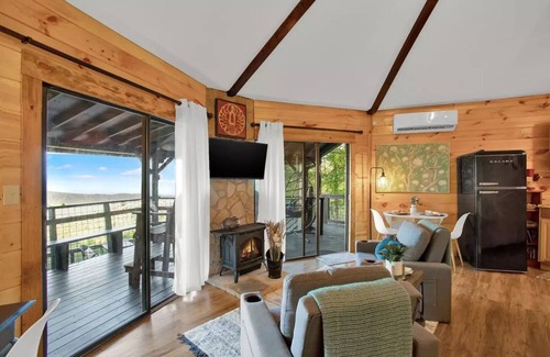 Ellijay Cabina | Cozy Luxury Cottage with Stunning View