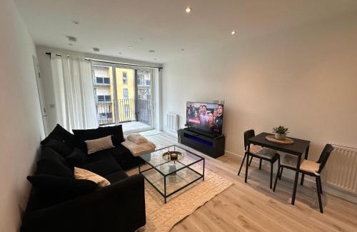 Thames Otro | Cozy, luxury Spacious Room in shared apartment