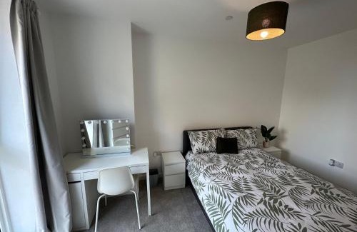 Thames Otro | Cozy, luxury Spacious Room in shared apartment