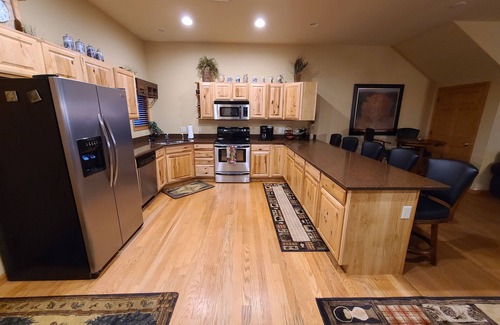 Mauston Casa | Cozy Luxury Townhome with 2 bunk beds. Family, Pet and Fun Friendly