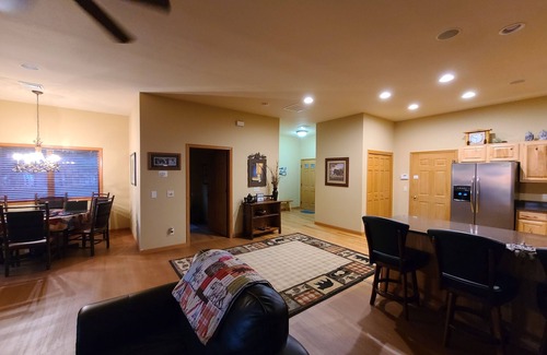 Mauston Casa | Cozy Luxury Townhome with 2 bunk beds. Family, Pet and Fun Friendly