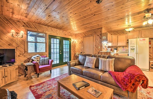 Maggie Valley Cabina | Cozy Maggie Valley Cabin w/ Deck & Private Hot Tub