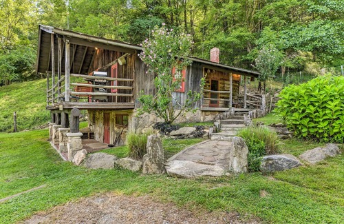 Clyde Apartamento | Cozy ‘Mama Bear’ Cabin w/ Mountain Views!