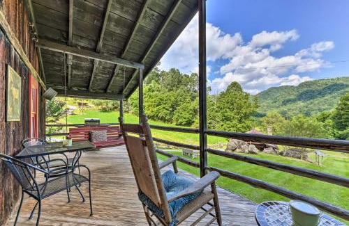 Clyde Apartamento | Cozy Mama Bear Cabin with Mountain Views!