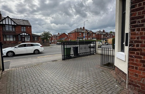 Offerton Casa | Cozy Manchester House - Stay With Host Onsite
