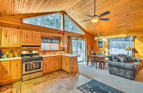 Steuben Cabina | 'Thunder Cove Cabin' Manistique Cabin w / Lake View!