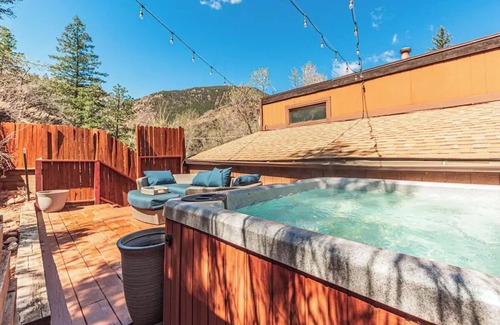 Manitou Springs Casa | Cozy Manitou Mountain Home- Prime location!