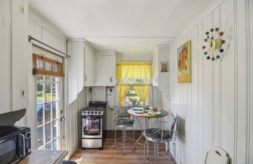 Fairhaven Cabaña | Cozy Massachusetts Escape w/ Patio, Near Beaches!