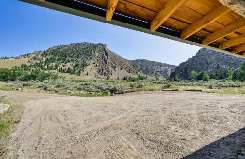 Beaverhead County Casa | Cozy Melrose Cabin with Fire Pit Walk to River!