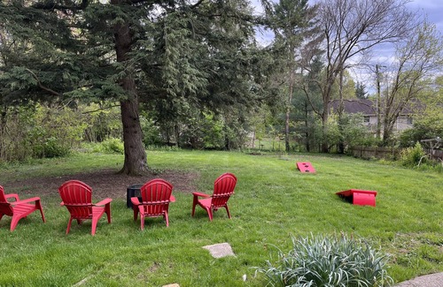 Bloomington Casa | Cozy Mid Century 5 minutes from IU stadium