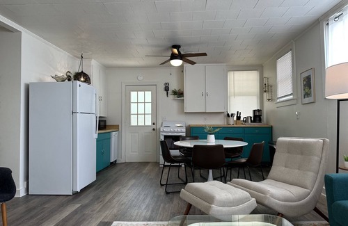 Yaupon Beach Casa | Cozy mid-century bungalow 1 min to kayak launch, 4 mins to beach! Sleeps 6!