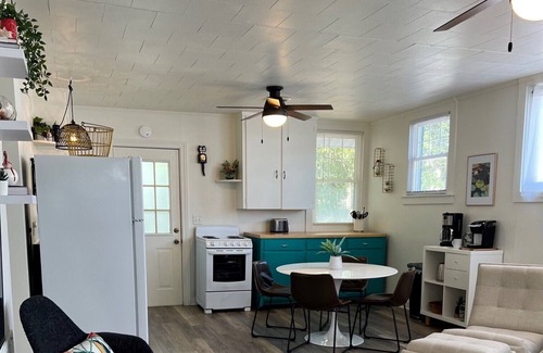 Yaupon Beach Casa | Cozy mid-century bungalow 1 min to kayak launch, 4 mins to beach! Sleeps 6!