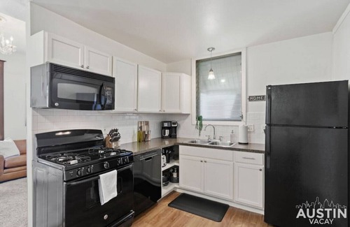North University Apartamento | Cozy Mid-Century Modern Vibes in Central Location