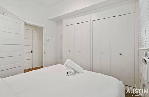 North University Apartamento | Cozy Mid-Century Modern Vibes in Central Location