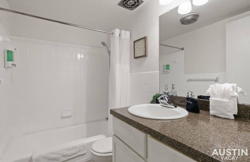 North University Apartamento | Cozy Mid-Century Modern Vibes in Central Location