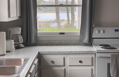 South Thomaston Cabaña | Cozy Mid-Coast Maine Cottage-steps from the beach!