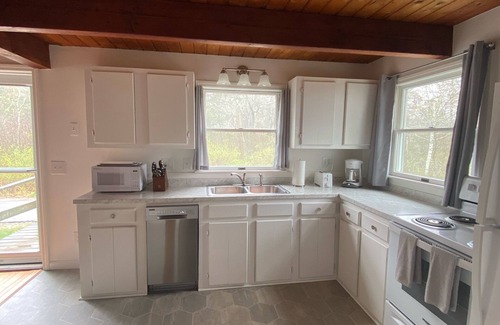 South Thomaston Cabaña | Cozy Mid-Coast Maine Cottage-steps from the beach!