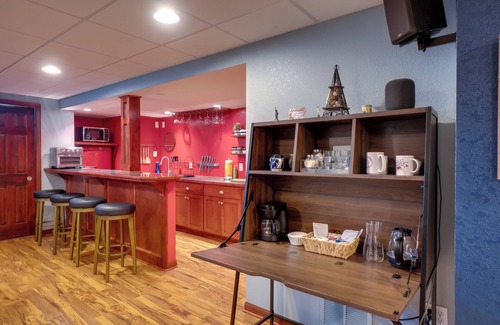 Milwaukee Apartamento | Cozy Milwaukee Apartment w/ Deck, 2 Mi to Airport!