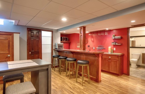 Milwaukee Apartamento | Cozy Milwaukee Apartment w/ Deck, 2 Mi to Airport!