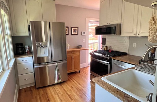 Victory Casa | Cozy Minneapolis Bungalow - 2 bedroom, your home away from home!