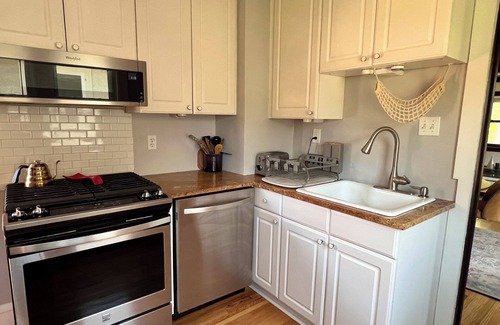 Victory Casa | Cozy Minneapolis Bungalow - 2 bedroom, your home away from home!