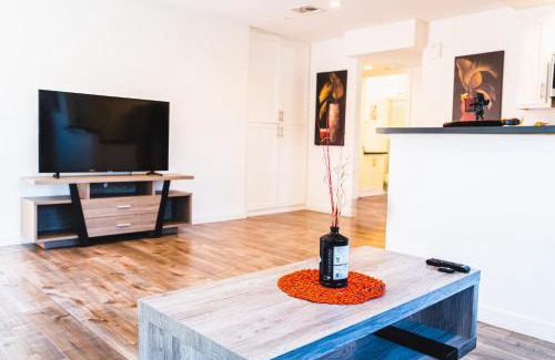 Wilshire Apartamento | Cozy Modern 1-Bedroom in Koreatown, Near Hollywood Attractions