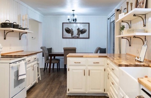 Crawford Otro | Cozy Modern 2/2 Farmhouse Near Waco