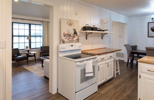 Crawford Otro | Cozy Modern 2/2 Farmhouse Near Waco