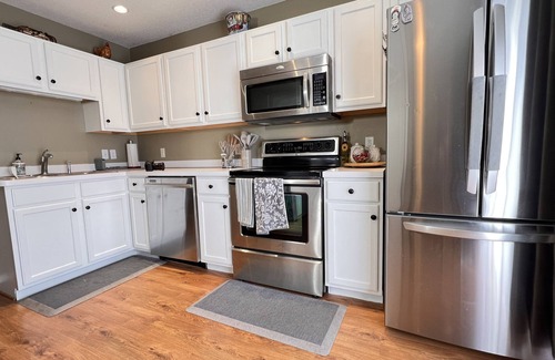 Shakopee Casa | Cozy modern 2-bedroom townhome with king suite in Shakopee