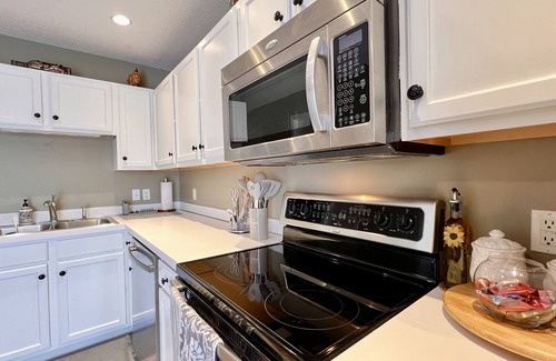 Shakopee Casa | Cozy modern 2-bedroom townhome with king suite in Shakopee