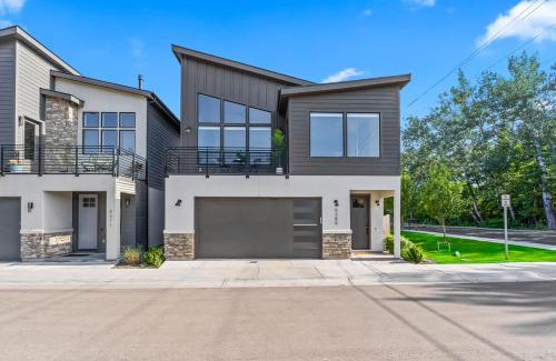 Collister Casa | Cozy Modern 3BR Farmhouse with Scenic Golf Views