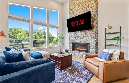 Collister Casa | Cozy Modern 3BR Farmhouse with Scenic Golf Views