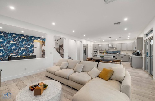 Enterprise Casa | Spacious/Modern 5bd Home, 15mins to Airport, 20mins to the strip,Pool & Jacuzzi!