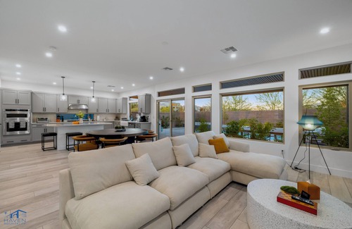 Enterprise Casa | Spacious/Modern 5bd Home, 15mins to Airport, 20mins to the strip,Pool & Jacuzzi!