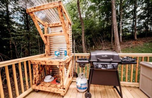 Robbins Chalet De Esquí | Cozy Modern A-Frame with Private Access Trail to Black Creek in Robbins, Tennessee