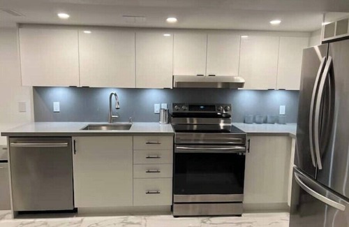 Lisgar Casa | Cozy Modern Basement apartment in Mississauga near all the happening places.