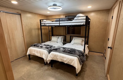 Hyner Cabina | Cozy modern cabin in the woods. 5+ acres. 16 min's to Hyner. 1hr PSU. EV CHARGER