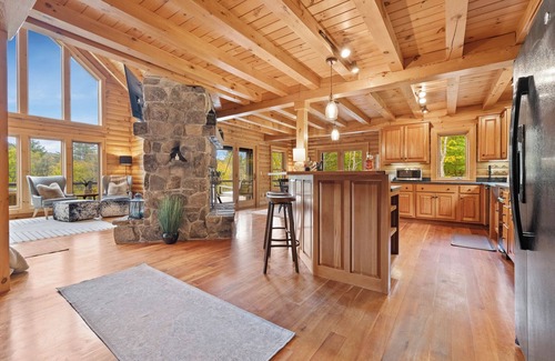 Brownsville Cabina | Cozy Modern Cabin w/ Hot Tub & Beautiful View