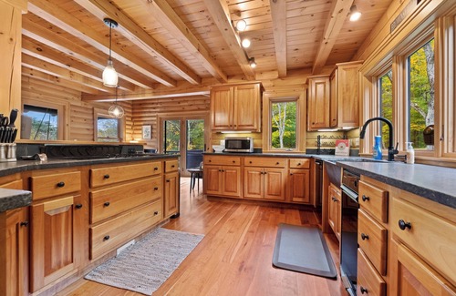 Brownsville Cabina | Cozy Modern Cabin w/ Hot Tub & Beautiful View