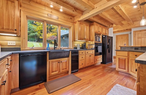 Brownsville Cabina | Cozy Modern Cabin w/ Hot Tub & Beautiful View