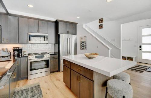 Rendezvous Casa | Cozy Modern Cabin W Hot Tub - Minutes To Ski Area