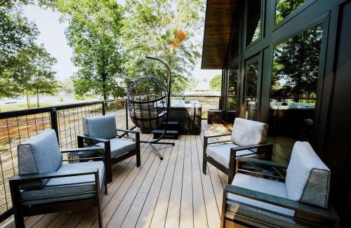 Coosa Casa | Cozy Modern Cabin with Deck and Hot Tub in Cedar Bluff, Alabama
