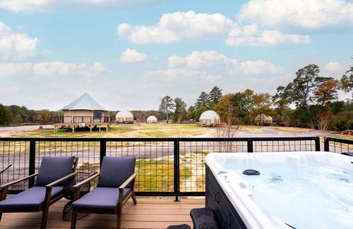 Coosa Casa | Cozy Modern Cabin with Deck and Hot Tub in Cedar Bluff, Alabama