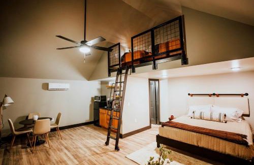 Coosa Casa | Cozy Modern Cabin with Deck and Hot Tub in Cedar Bluff, Alabama