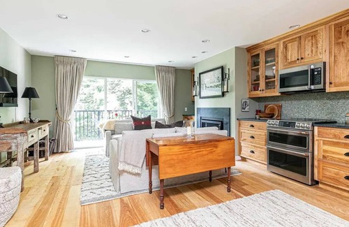 Warren Condominio | Cozy modern chalet with ski-in/ski-out convenience!
